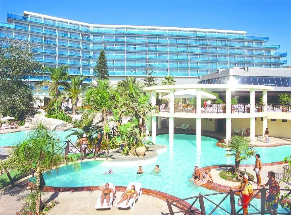 Basen w hotelu Calypso Palace