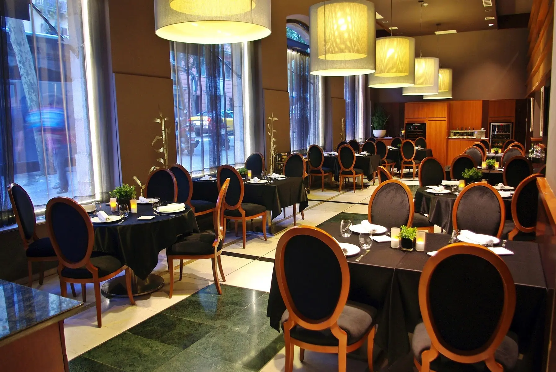 Restauracja i jedzenie w hotelu Catalonia Eixample 1864