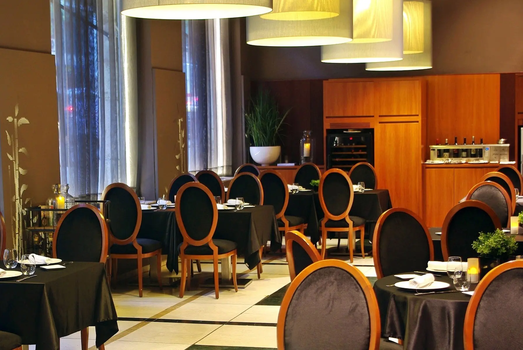 Restauracja i jedzenie w hotelu Catalonia Eixample 1864