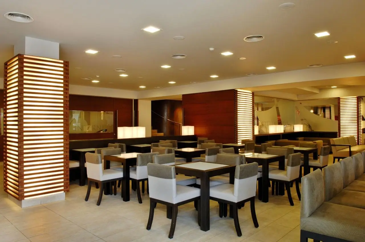 Restauracja i jedzenie w hotelu Cesar Augustus