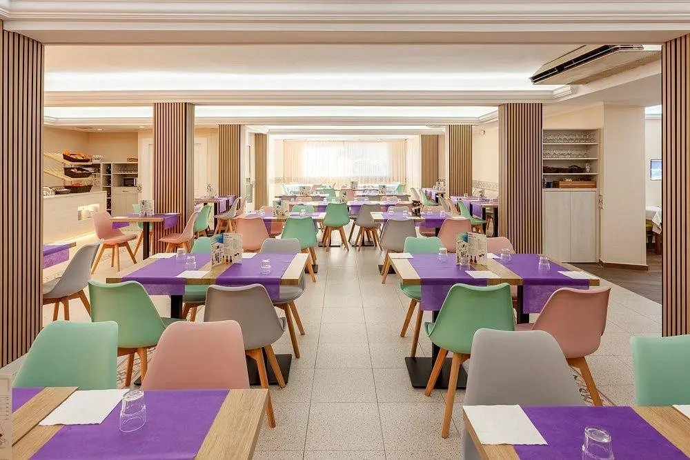 Restauracja i jedzenie w hotelu Checkin Catalonia