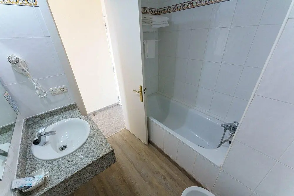 Łazienka w pokoju hotelu Checkin Catalonia