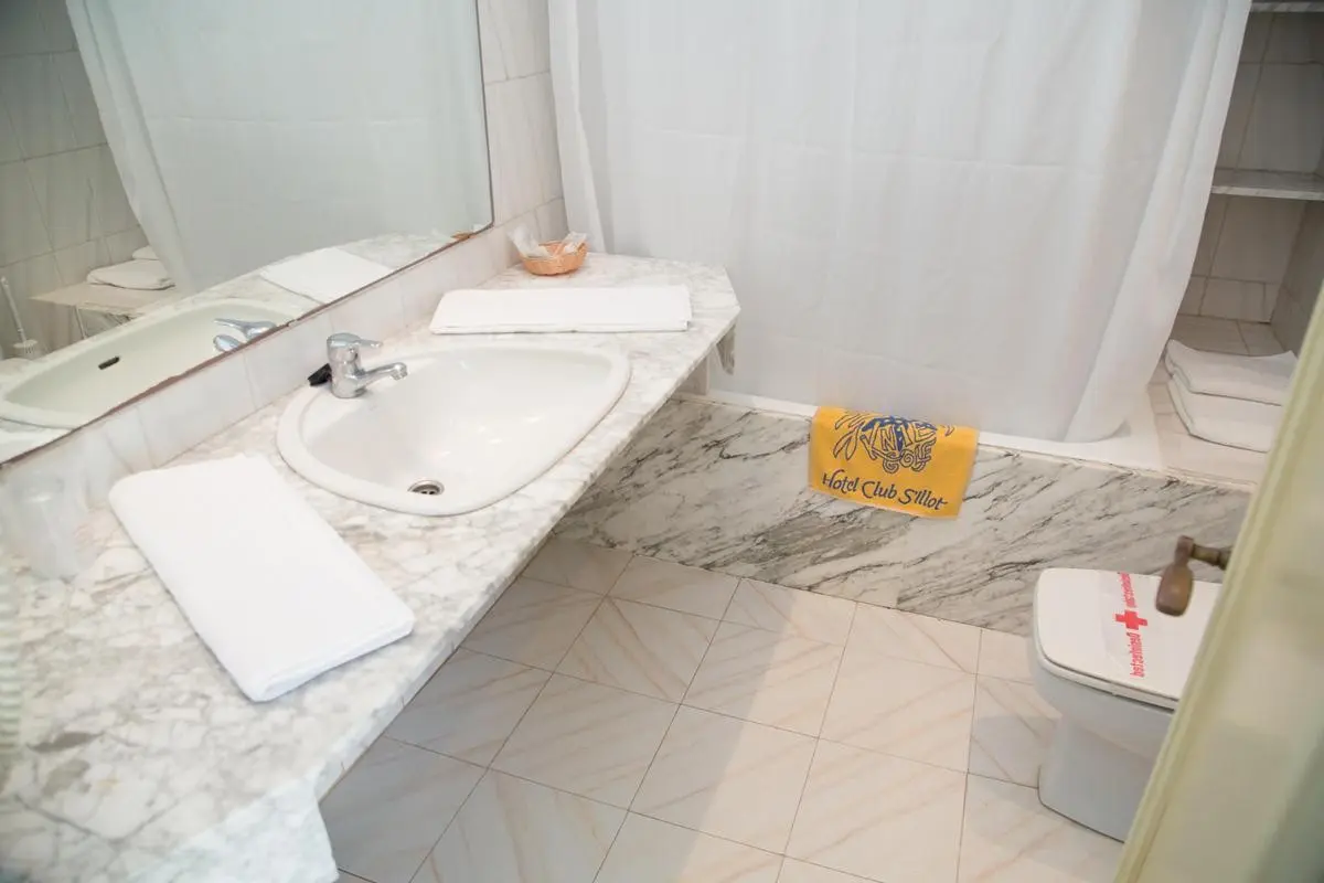 Łazienka w pokoju hotelu Club SIllot