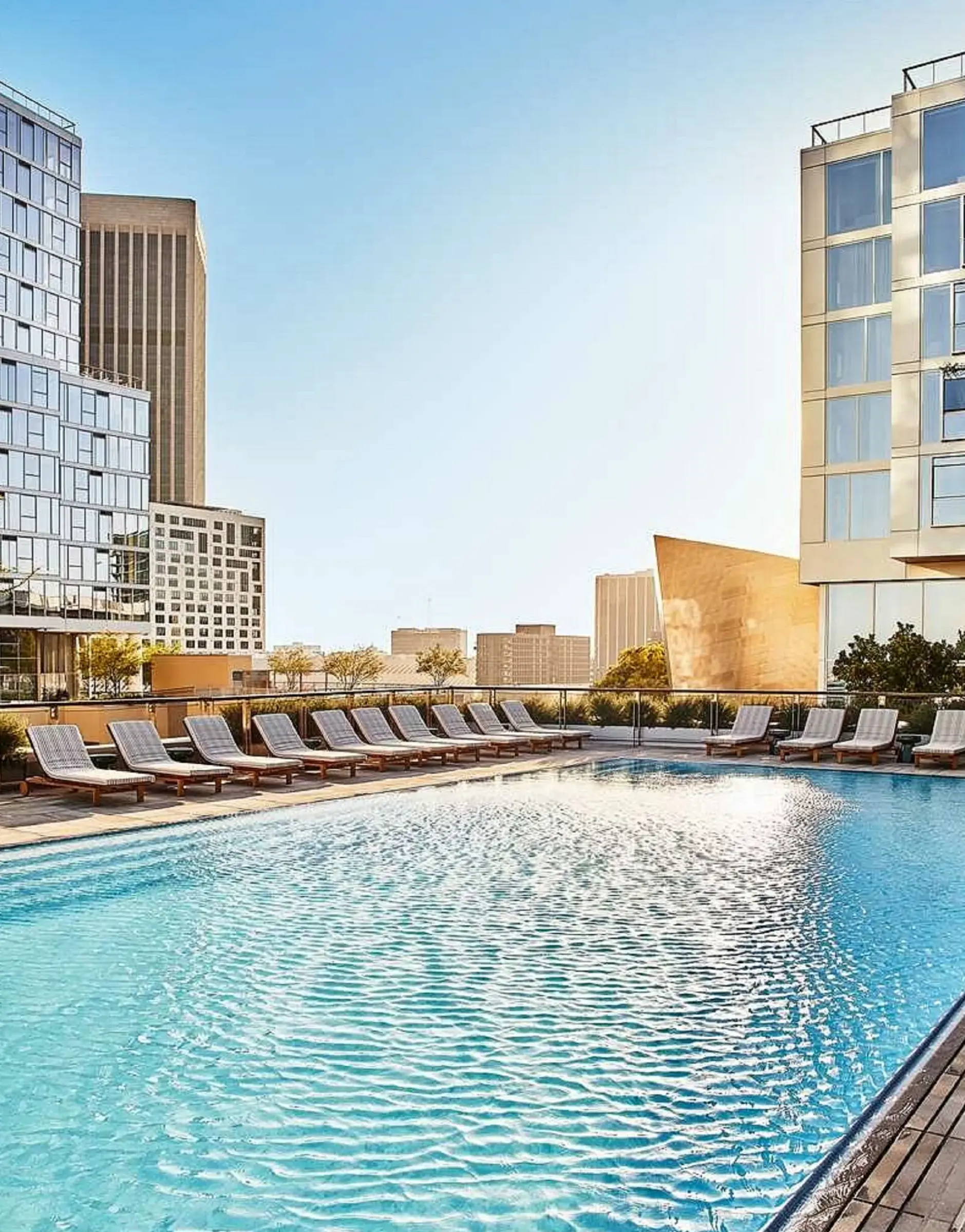 Basen w hotelu Conrad Los Angeles