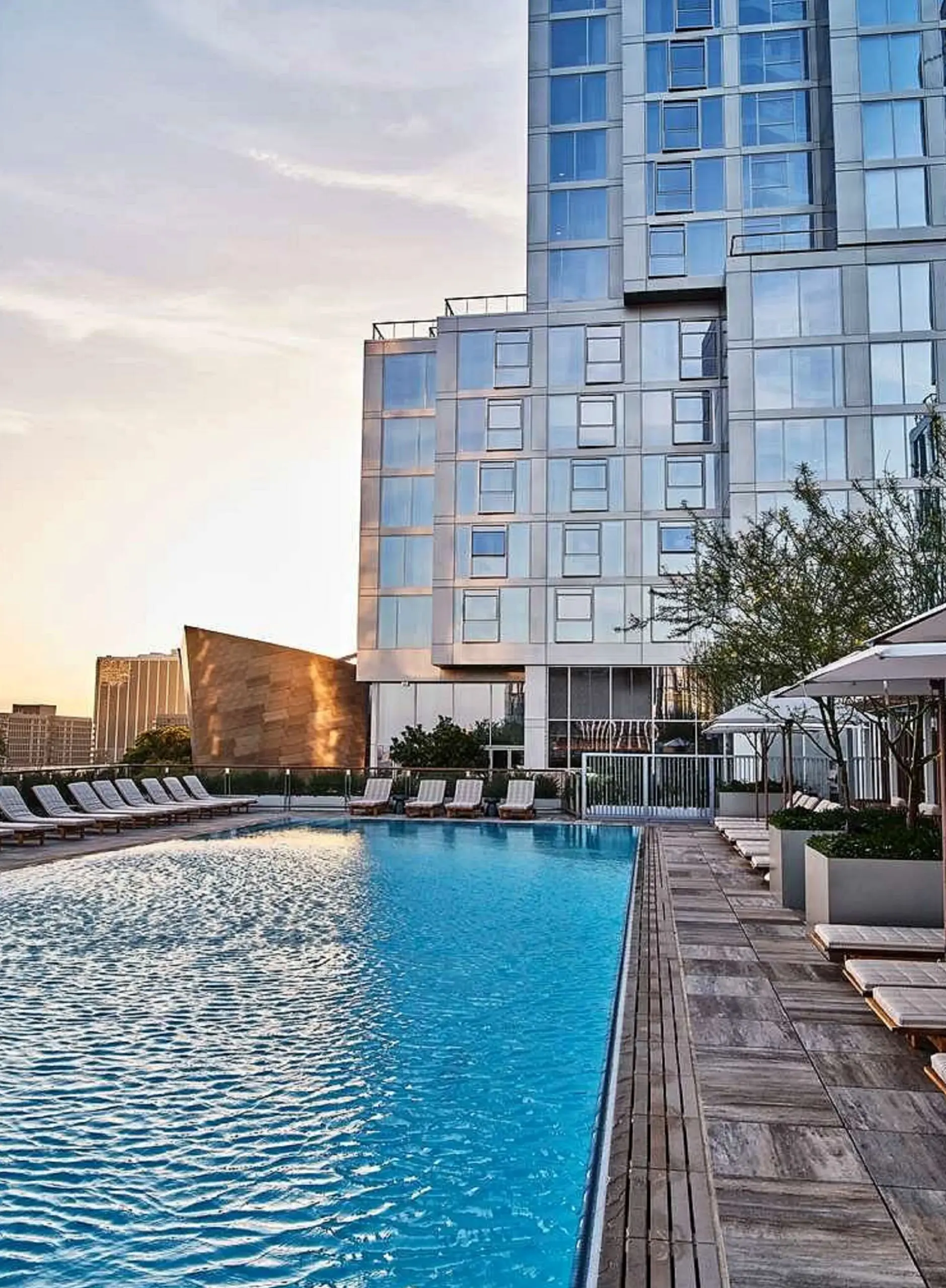 Basen w hotelu Conrad Los Angeles