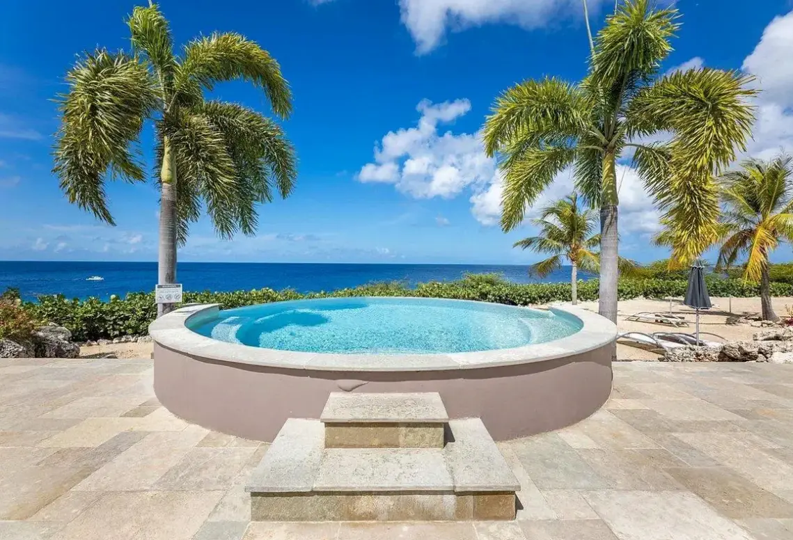 Basen w hotelu Coral Estate Luxury Resort