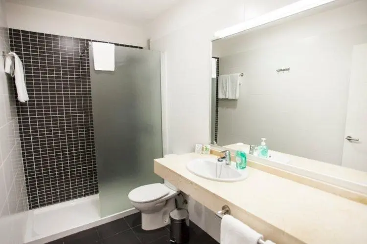 Łazienka w pokoju hotelu Coral Los Alisios