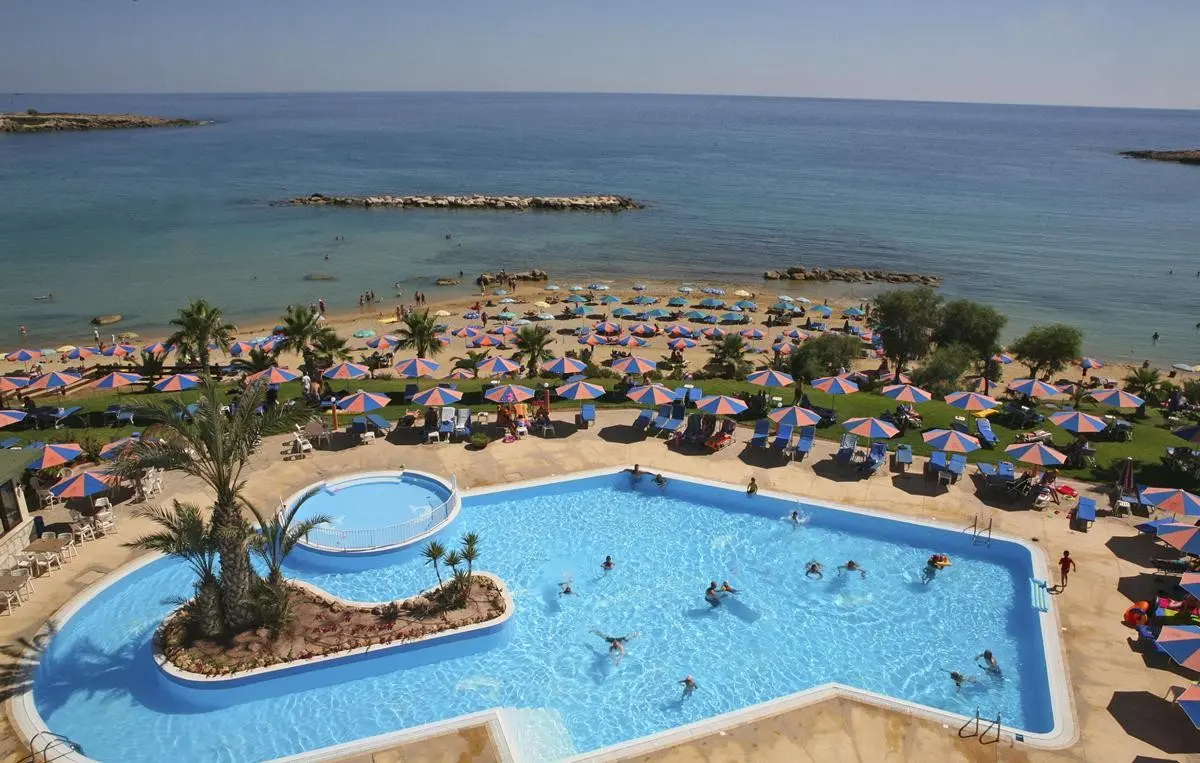 Basen w hotelu Corallia Beach Apartments