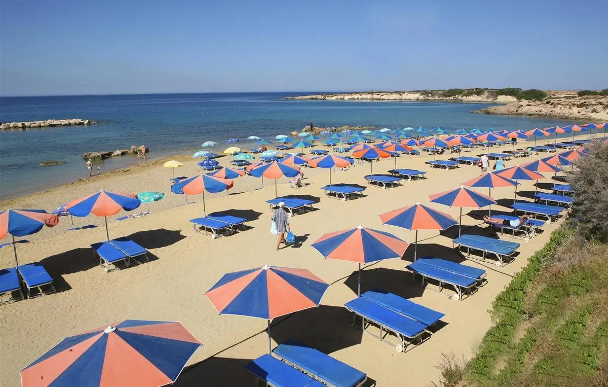 Plaża przy hotelu Corallia Beach Apartments