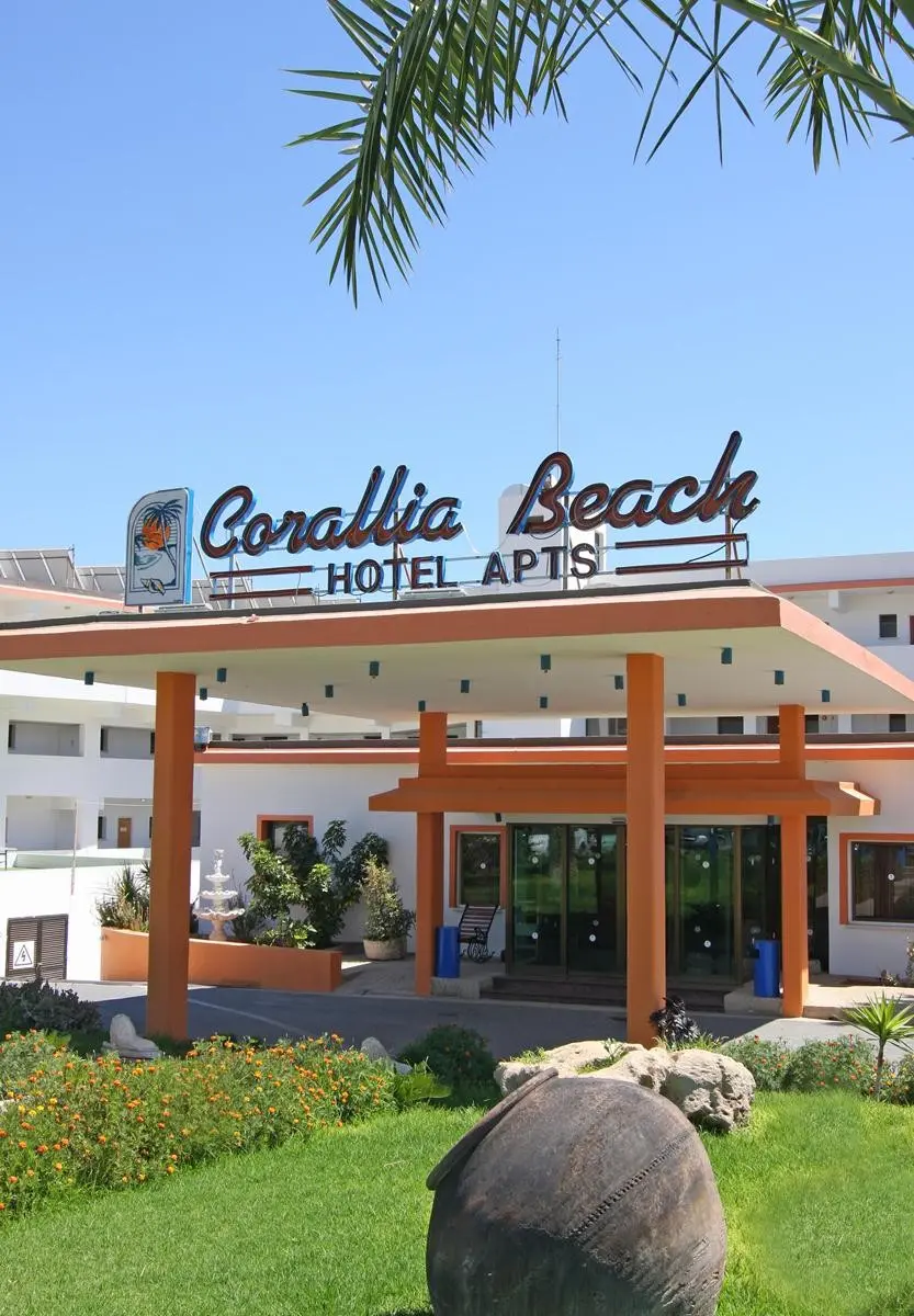 Plaża przy hotelu Corallia Beach Apartments