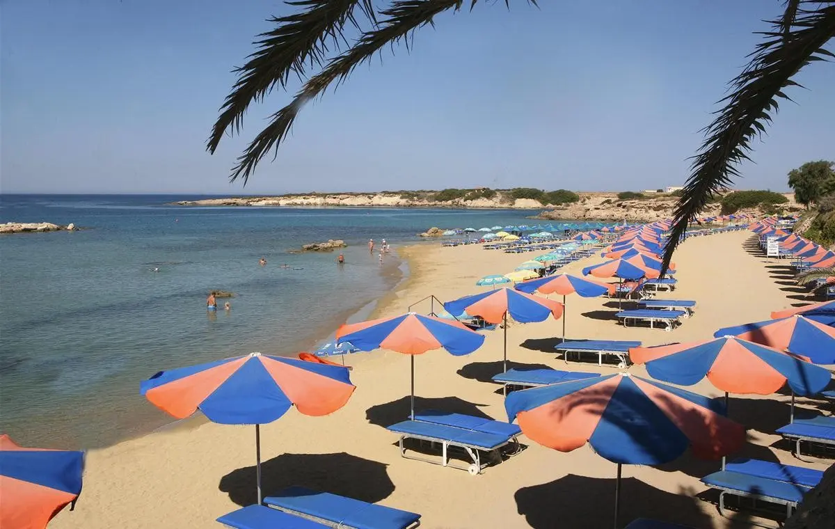 Plaża przy hotelu Corallia Beach Apartments