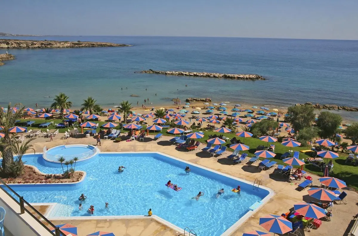 Basen w hotelu Corallia Beach Apartments
