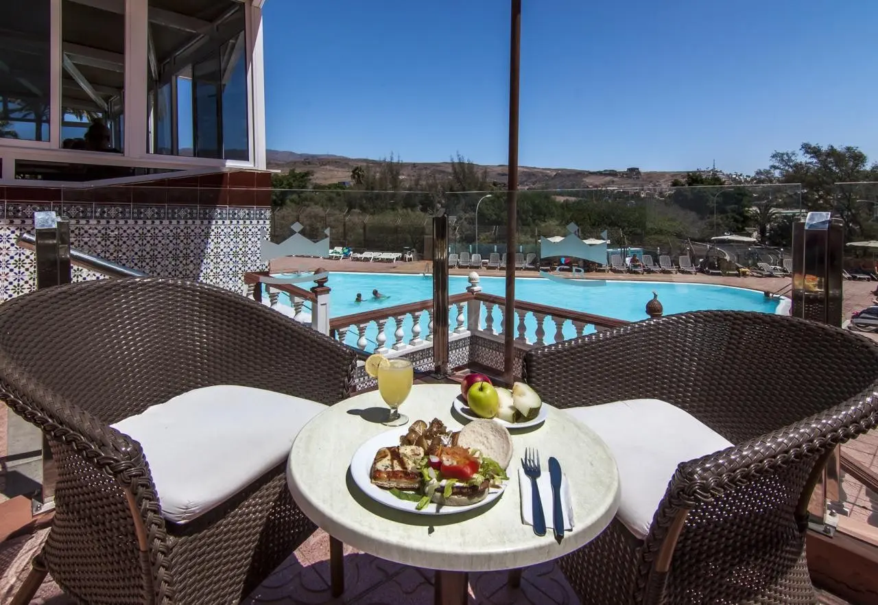 Basen w hotelu Corona Roja Aparthotel