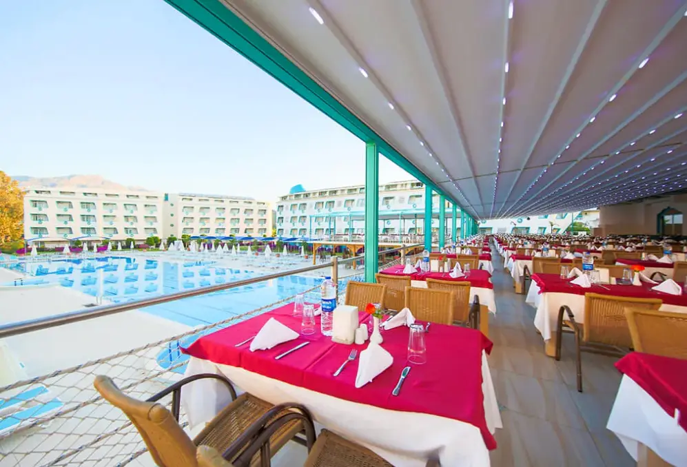Basen w hotelu Daima Biz