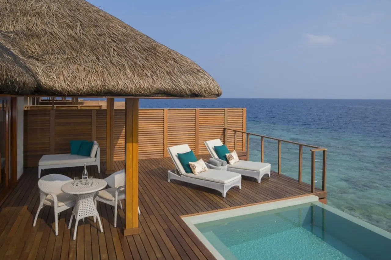 Basen w hotelu Dusit Thani Maldives