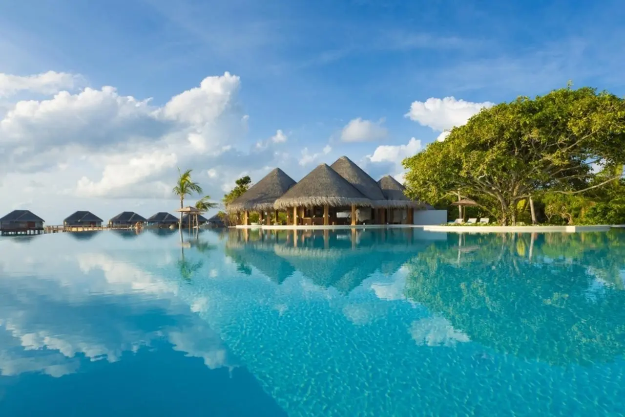 Basen w hotelu Dusit Thani Maldives