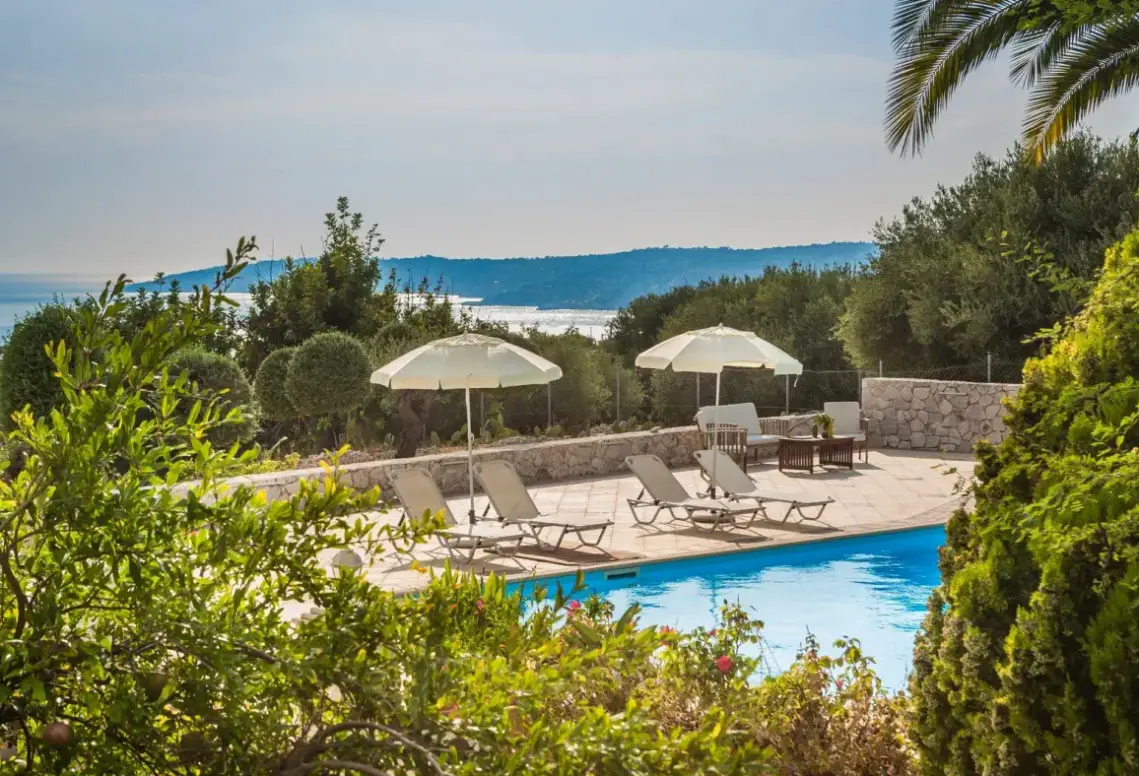 Basen w hotelu Eagle's Nest Studios