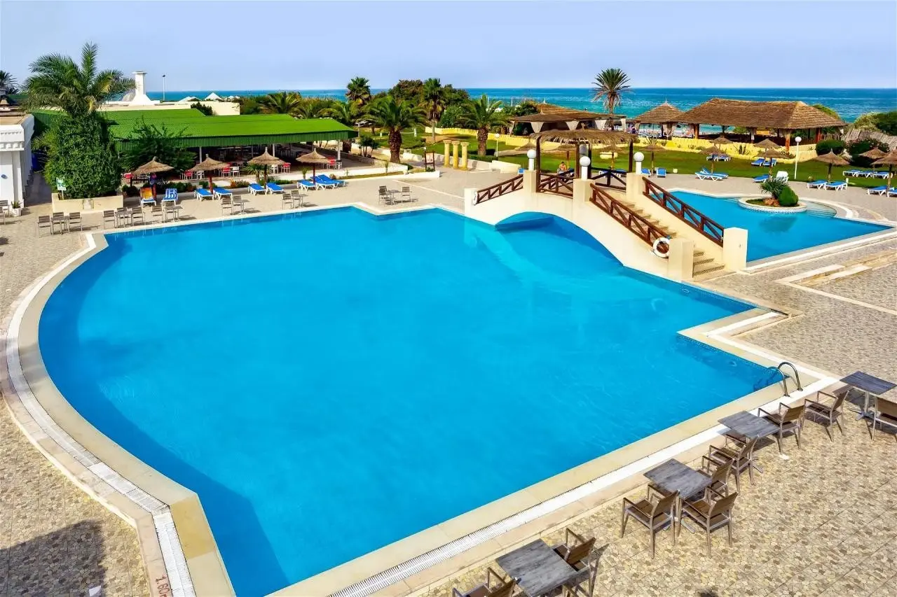 Basen w hotelu El Borj