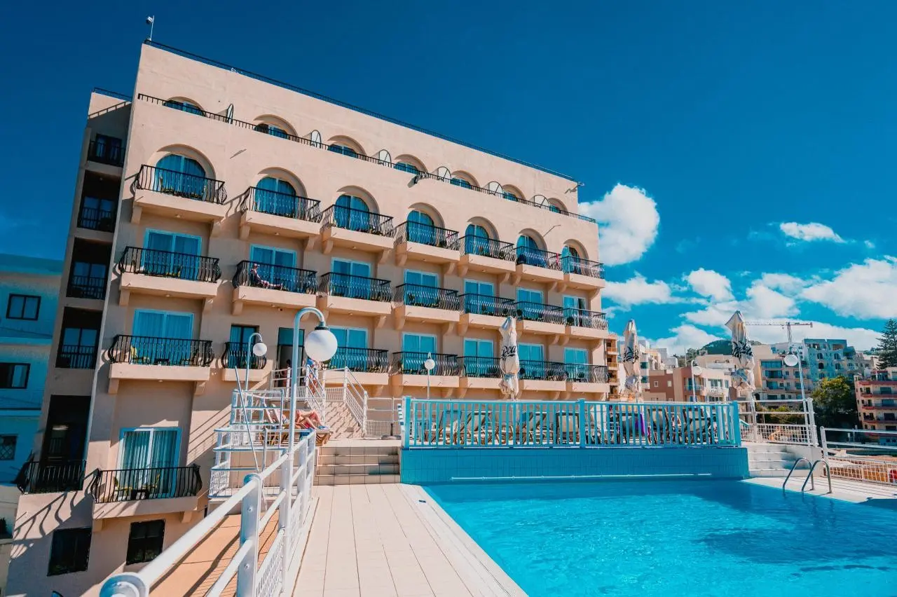 Basen w hotelu Gillieru Hotel