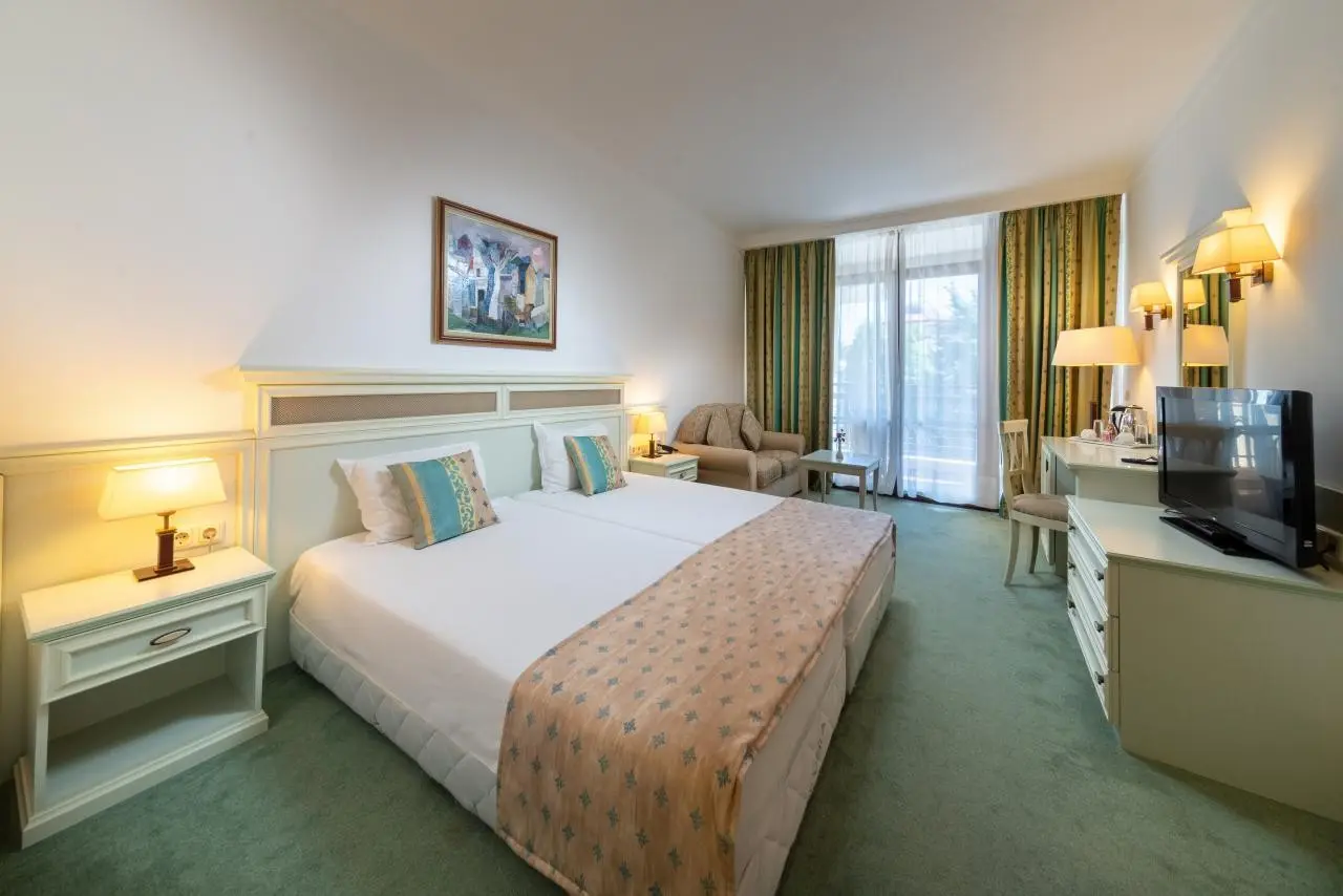 Helena Park — ROYAL PALACE HELENA PARK