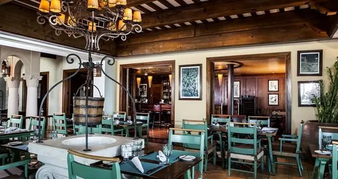 Restauracja i jedzenie w hotelu Hilton Dubai Jumeirah Beach