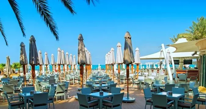 Plaża przy hotelu Hilton Dubai Jumeirah Beach