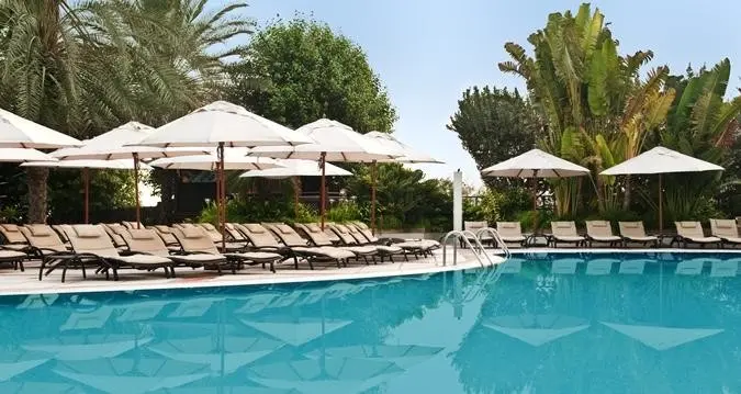 Basen w hotelu Hilton Dubai Jumeirah Beach
