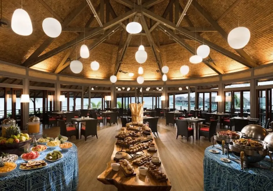 Restauracja i jedzenie w hotelu Hilton Moorea Lagoon Resort & SPA