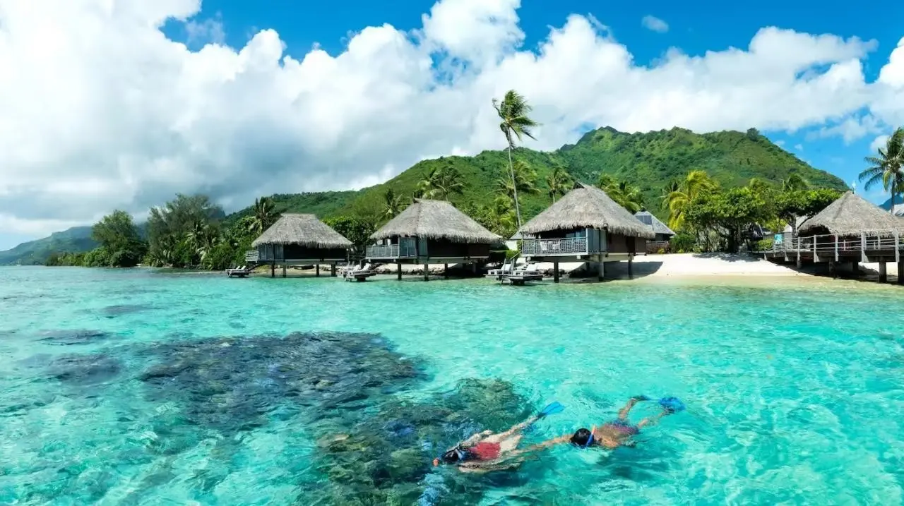 Plaża przy hotelu Hilton Moorea Lagoon Resort & SPA