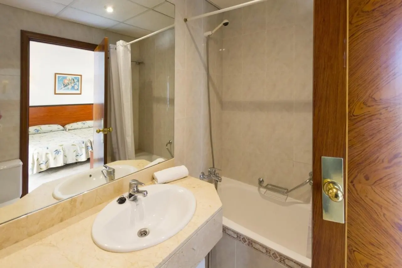Łazienka w pokoju hotelu Hsm Reina Del Mar Hotel