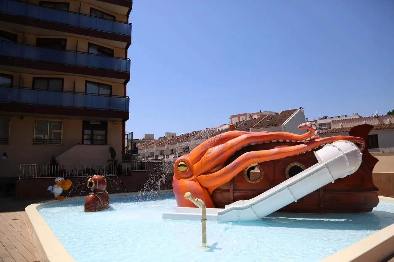 Basen w hotelu HTop Calella Palace