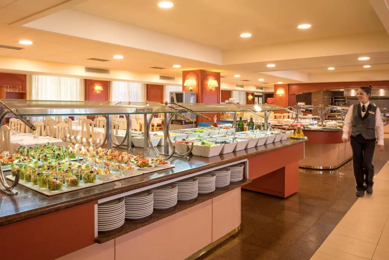 Restauracja i jedzenie w hotelu HTop Calella Palace