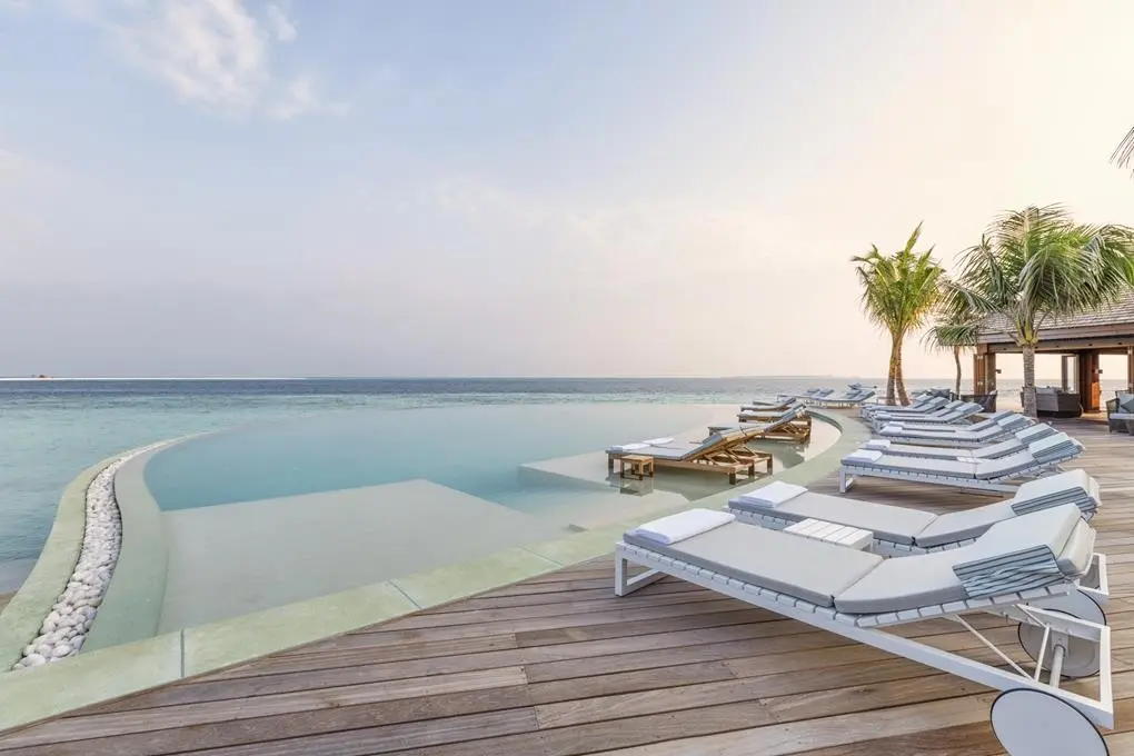 Basen w hotelu Hurawalhi Island Resort