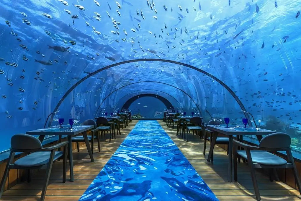 Restauracja i jedzenie w hotelu Hurawalhi Island Resort