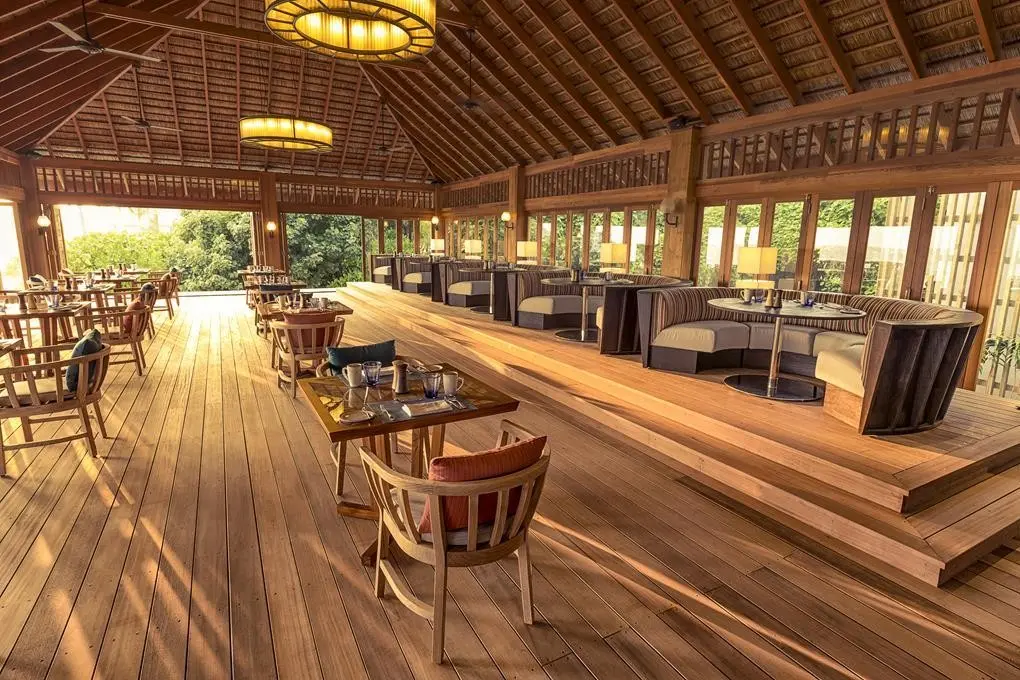 Restauracja i jedzenie w hotelu Hurawalhi Island Resort