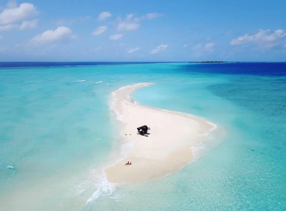Plaża przy hotelu Hurawalhi Island Resort