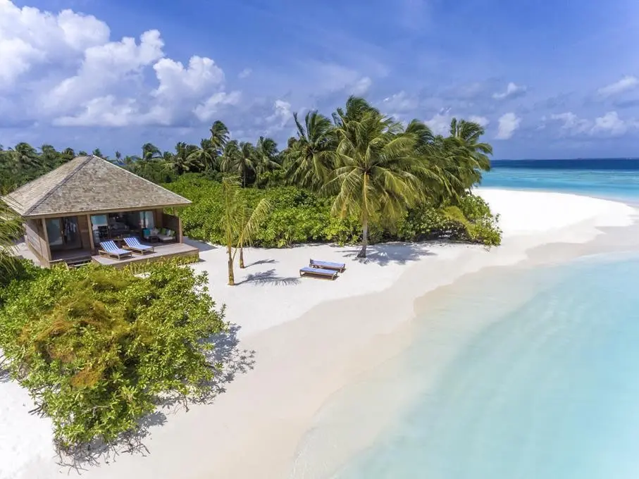 Plaża przy hotelu Hurawalhi Island Resort