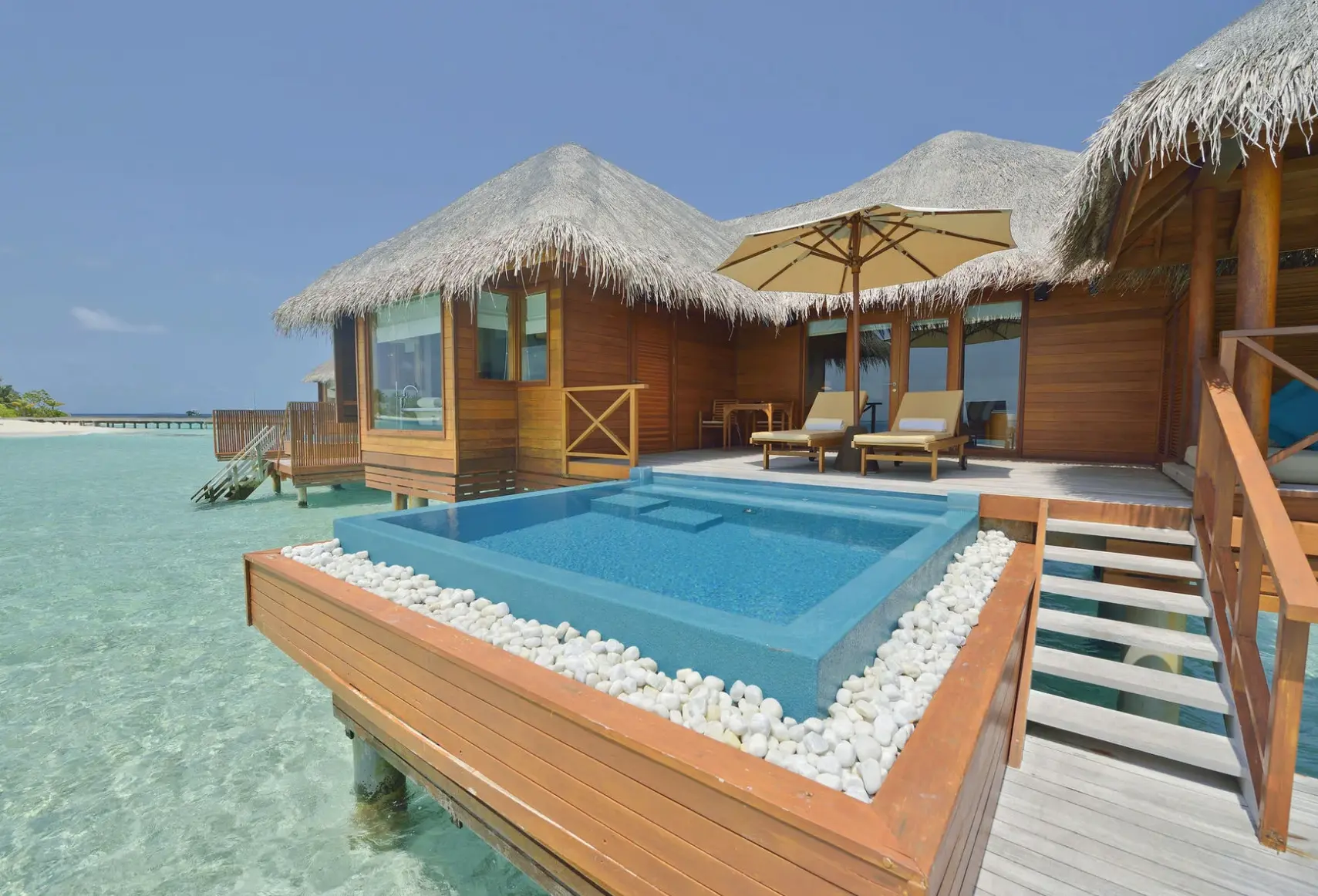 Basen w hotelu Huvafen Fushi Maldives