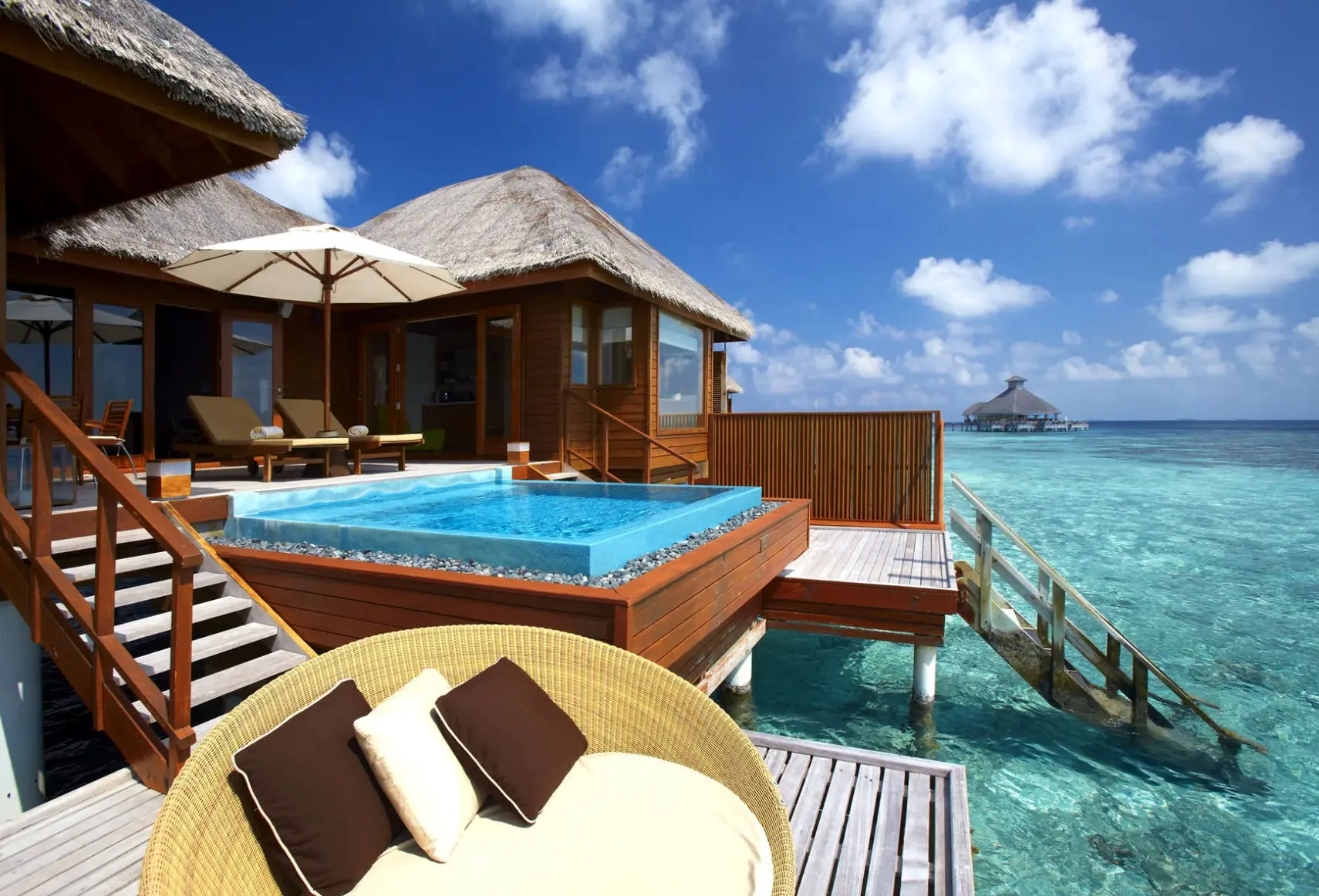 Basen w hotelu Huvafen Fushi Maldives