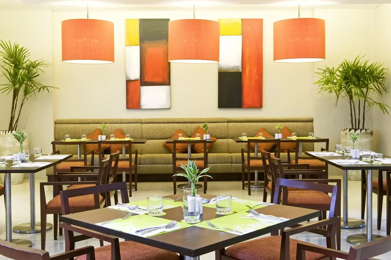 Restauracja i jedzenie w hotelu Ibis Phuket Patong