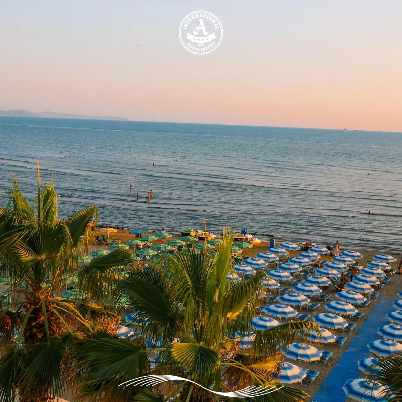 Plaża przy hotelu Iliria Internacional Hotel