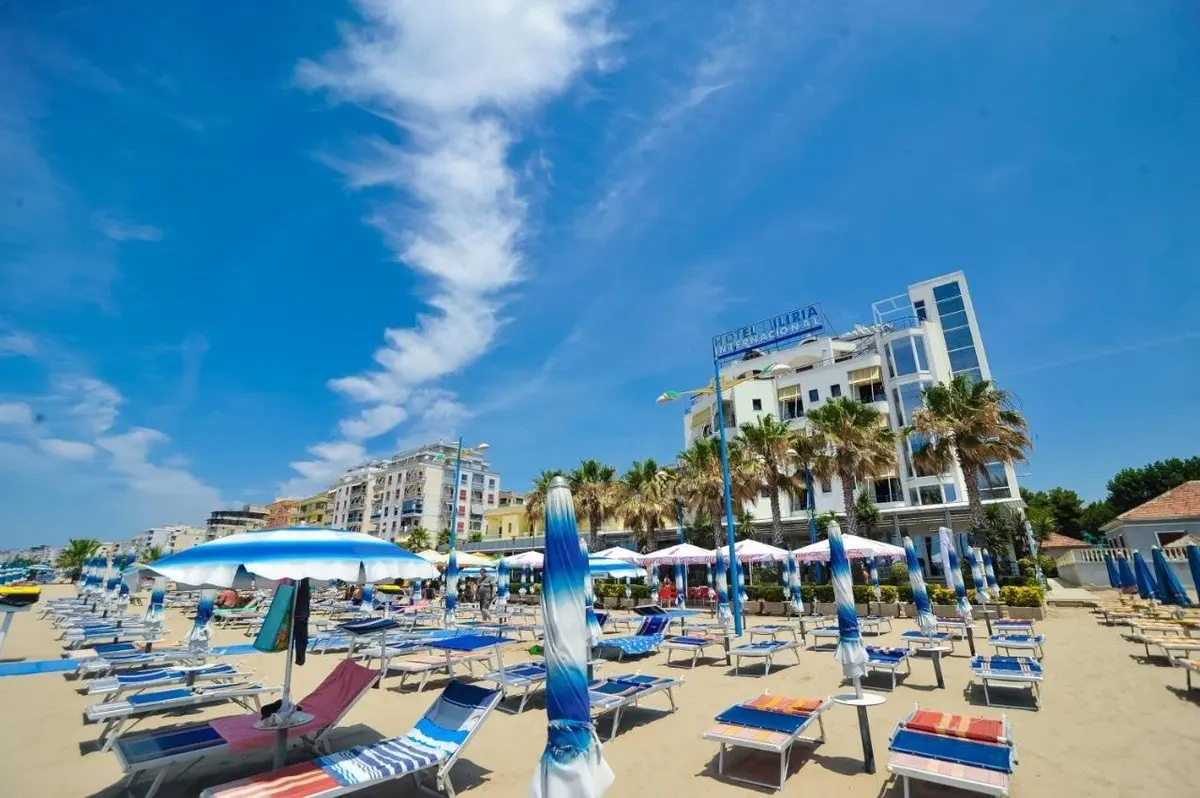 Plaża przy hotelu Iliria Internacional Hotel