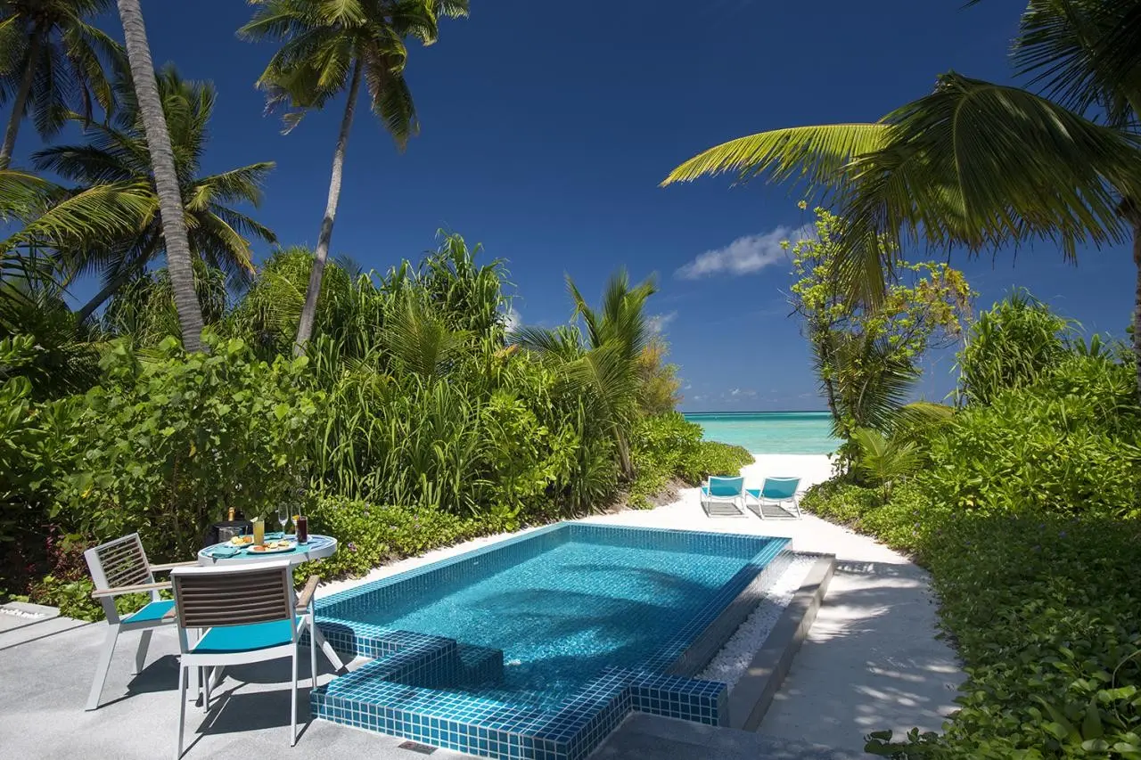 Basen w hotelu Kandima Maldives