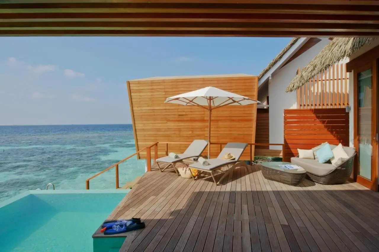 Basen w hotelu Kandolhu Maldives