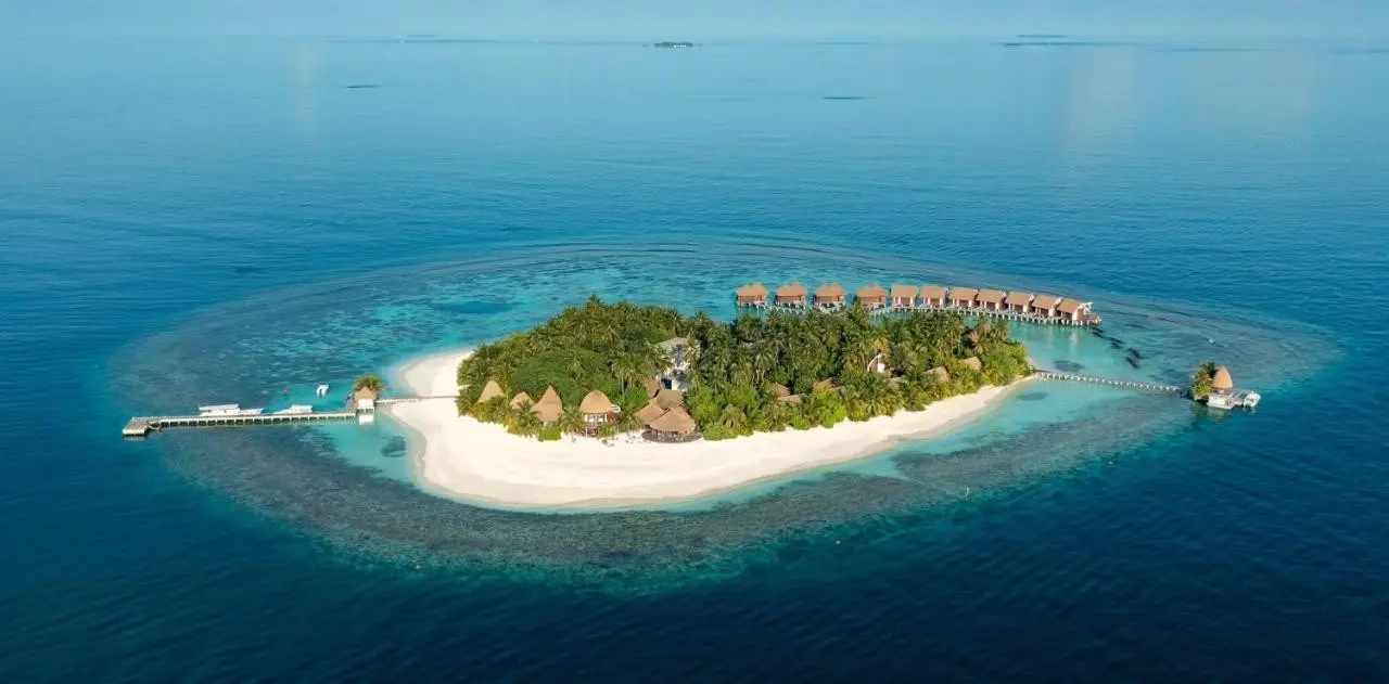 Plaża przy hotelu Kandolhu Maldives