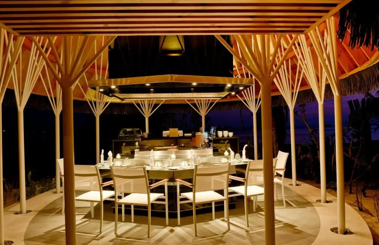 Restauracja i jedzenie w hotelu Kandolhu Maldives