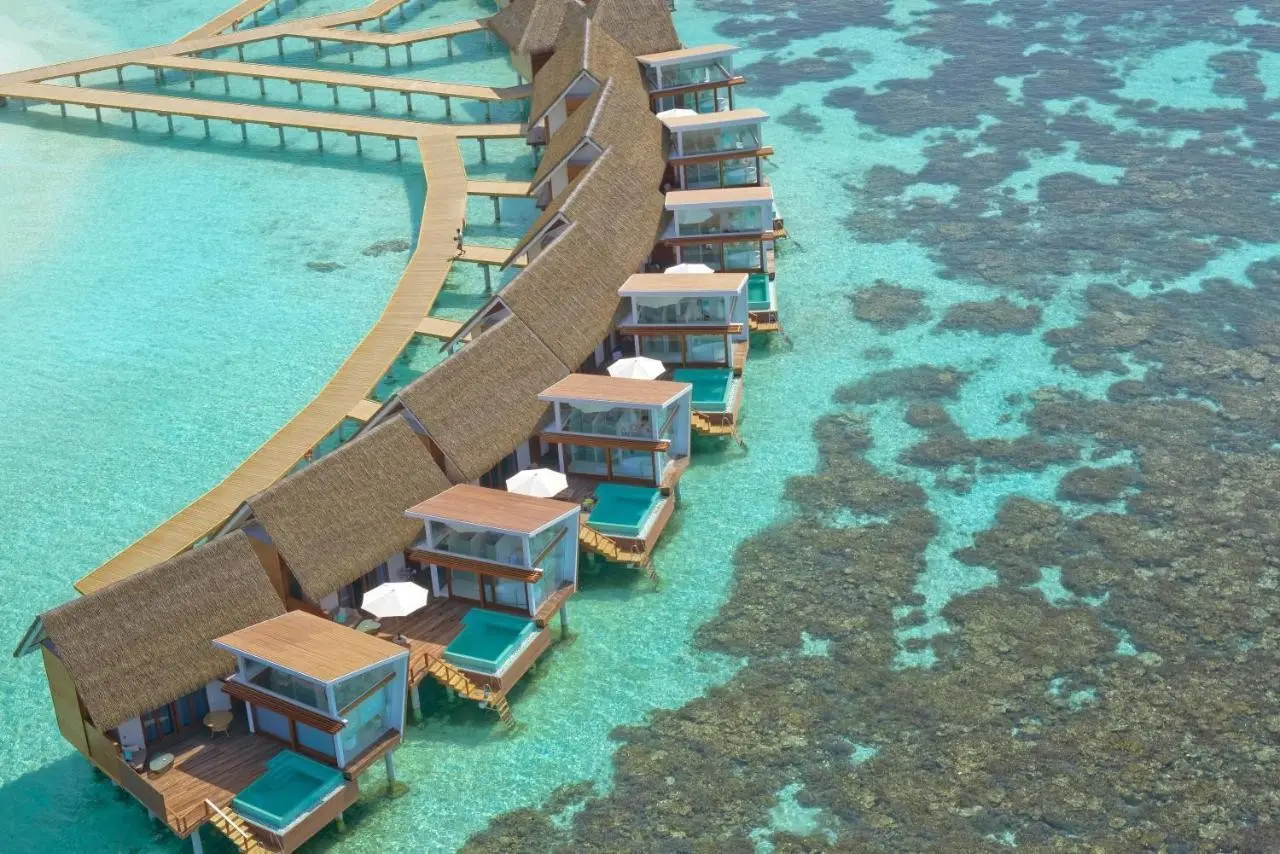Basen w hotelu Kandolhu Maldives