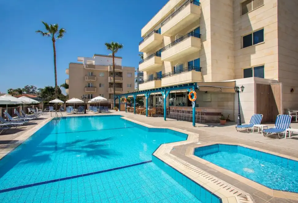 Basen w hotelu Kapetanios Odysseia Hotel