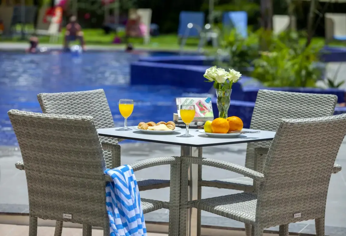 Basen w hotelu Kapetanios Odysseia Hotel
