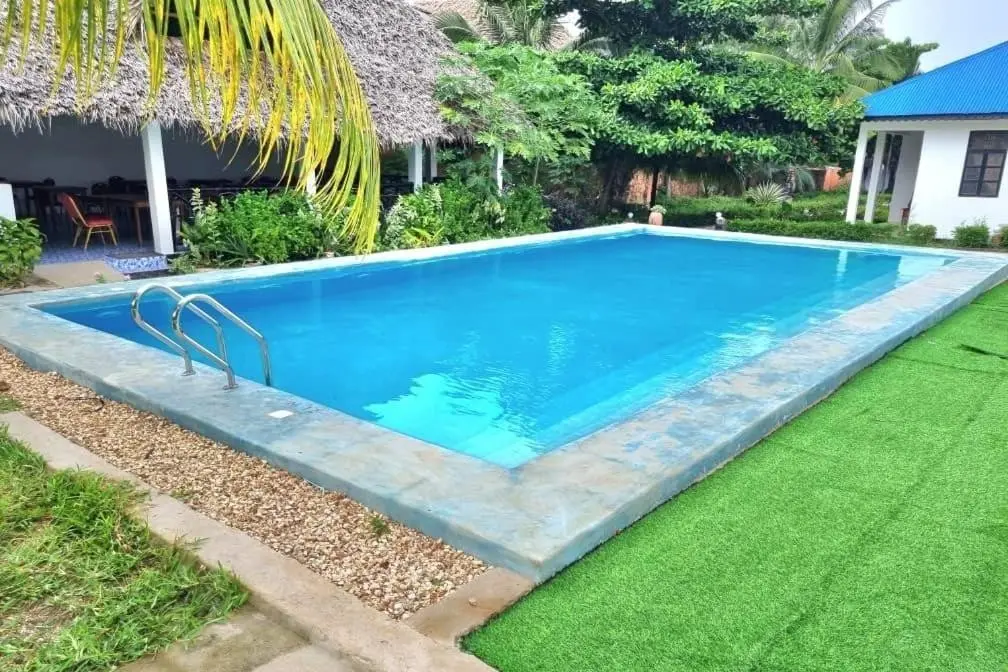 Basen w hotelu Kigwedeni Villas Zanzibar